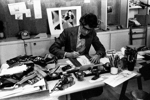 11_yves_saint_laurent_au_travail_1976_guy_marineau_fondation_pierre_berg.jpg