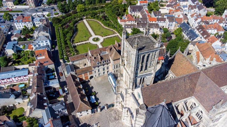 2aerial_view_of_the_gardens_of_the_episcopal_palace_and_saint_etienne_cathedral_of_meaux.jpg
