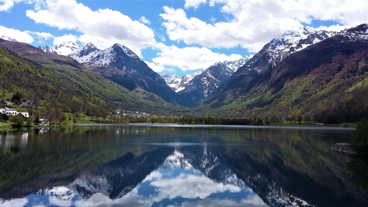 paysage_dun_lac_de_montagne_au_pied_des_pyrenees_-_virgile.jpeg